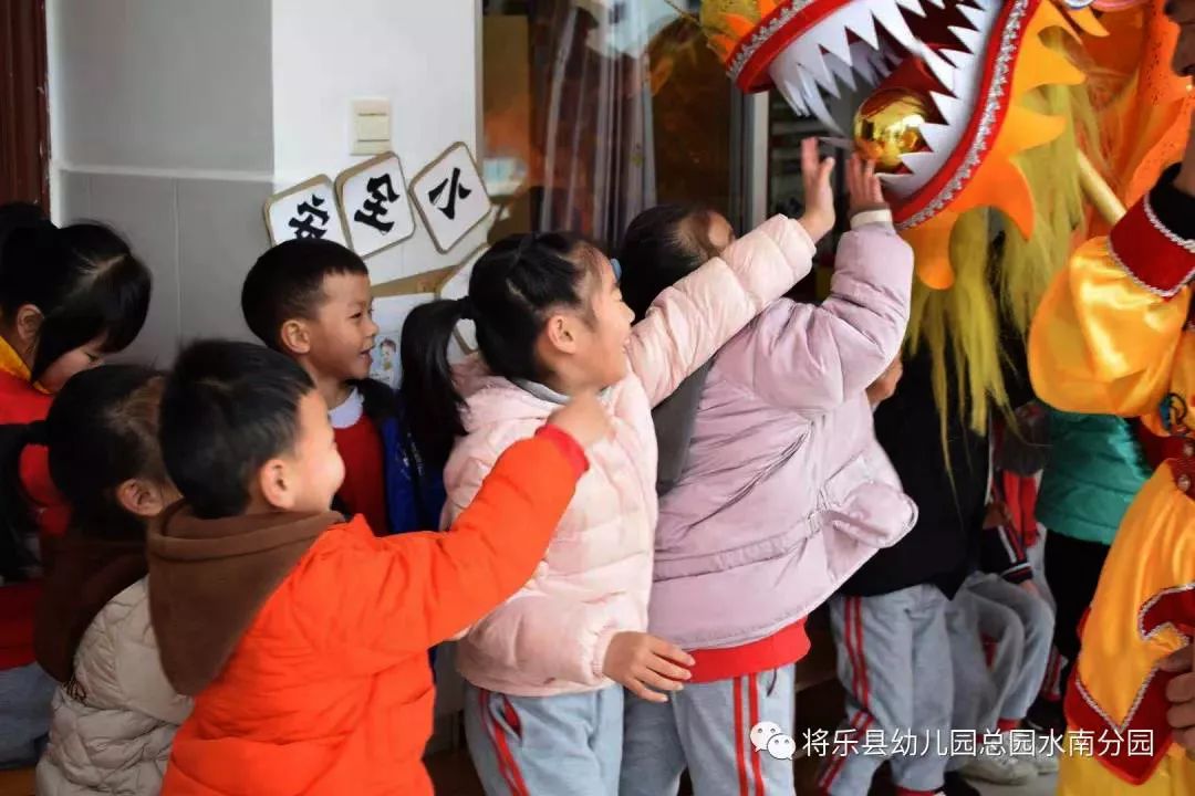 学校开展舞龙活动,开学活动舞龙