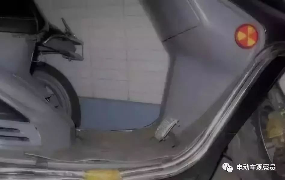 车上的手刹和脚刹有什么不同,为什么电动车要装脚蹬子