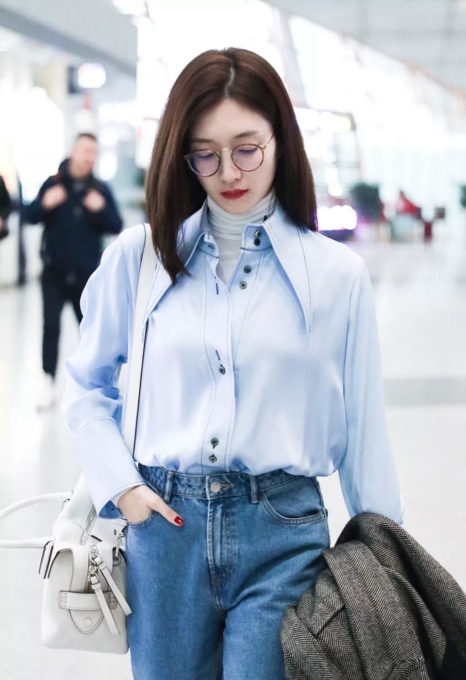 江疏影穿搭日常,照片中的江疏影身穿拼接格子衬衫