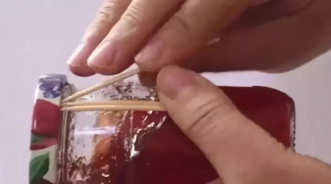 罐头瓶盖打开小妙招,罐头瓶盖打不开扎个洞