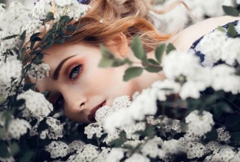 三月，与女友流连深色槿科植物边，你会欢颜