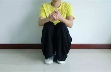 蹲一蹲对身体有好处,做起蹲动作对人体好处
