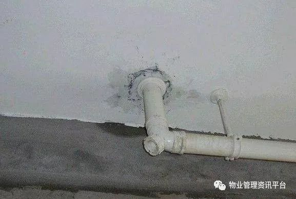 卫生间漏水导致楼下被淹赔偿案例,楼上漏水把楼下淹了怎样处理