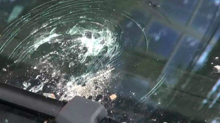 自己的车被挡住,自己车被其他车辆堵住了出不来