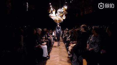 韩国最受争议的超模来了，谁说平胸不性感？