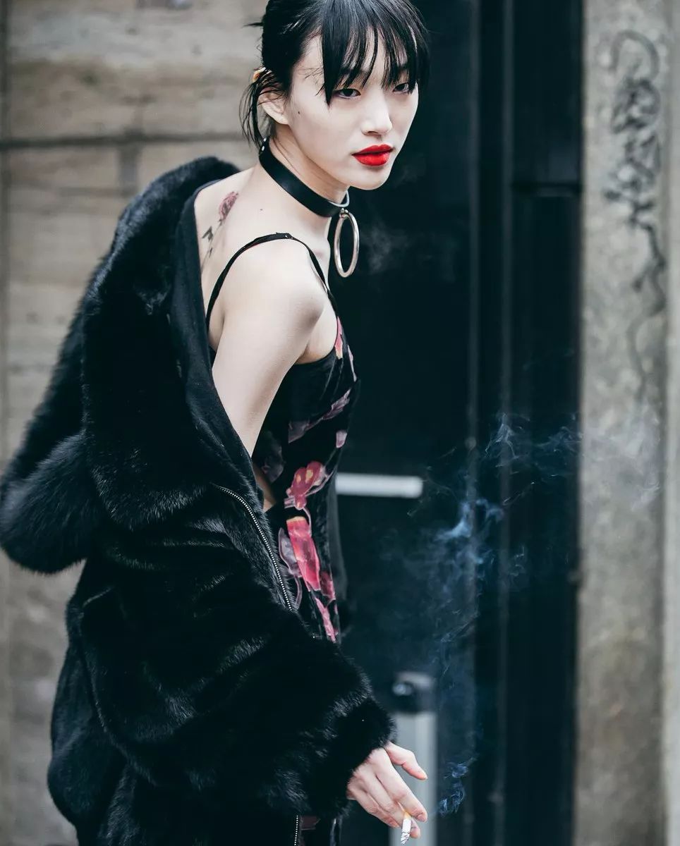 韩国最受争议的超模来了,谁说平胸不性感?