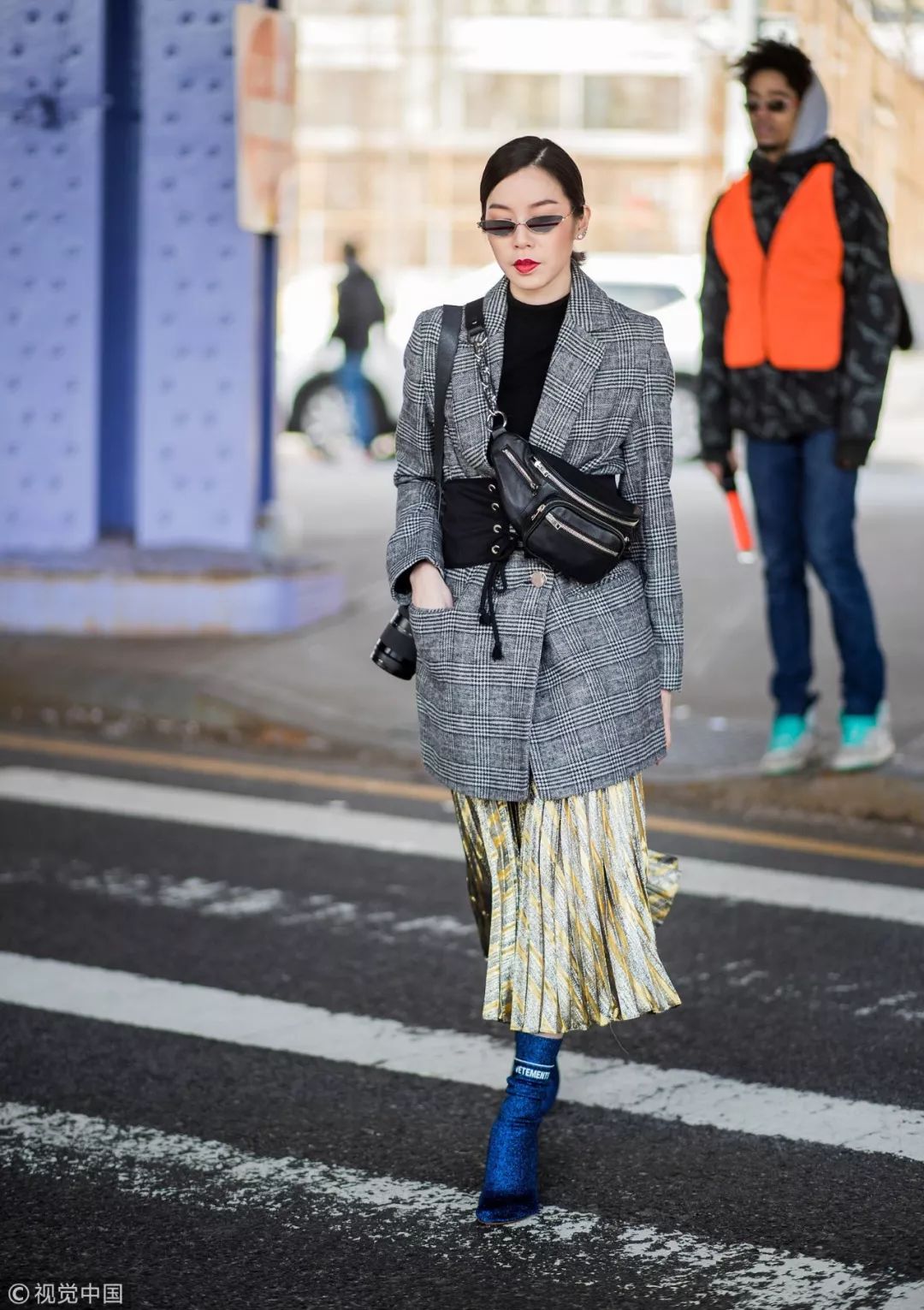 长百褶裙配黑色西装,百褶裙配西装领马甲