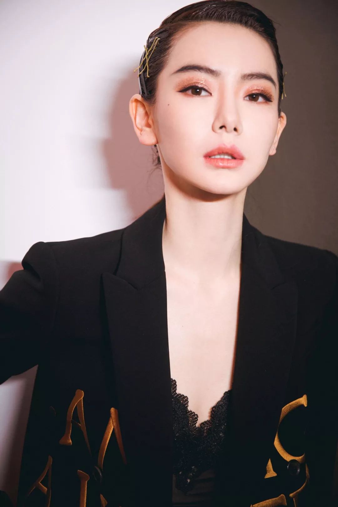 戚薇用的四色眼影,戚薇画繁星四月妆