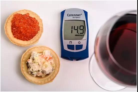 头痛鼻塞喉咙痛咳嗽嘴唇起泡,咳嗽喉咙痛头痛是什么原因