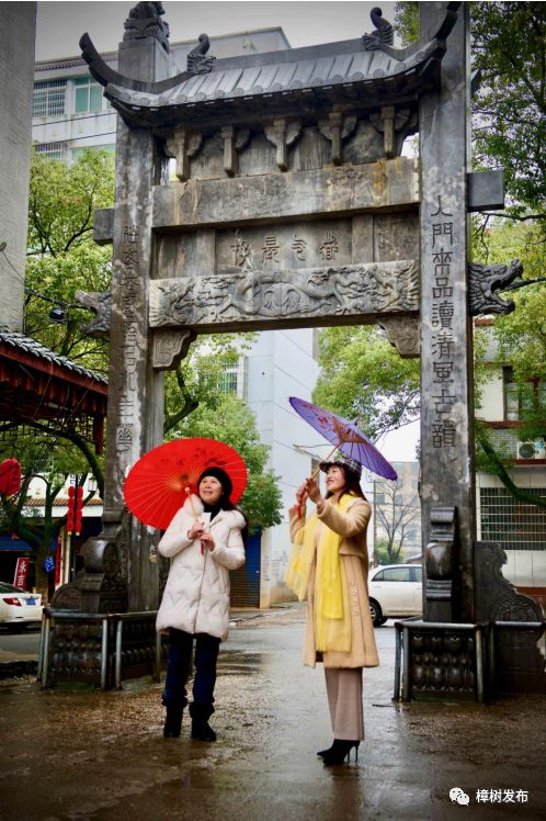 一位临江游子的故乡情：烟雨临江