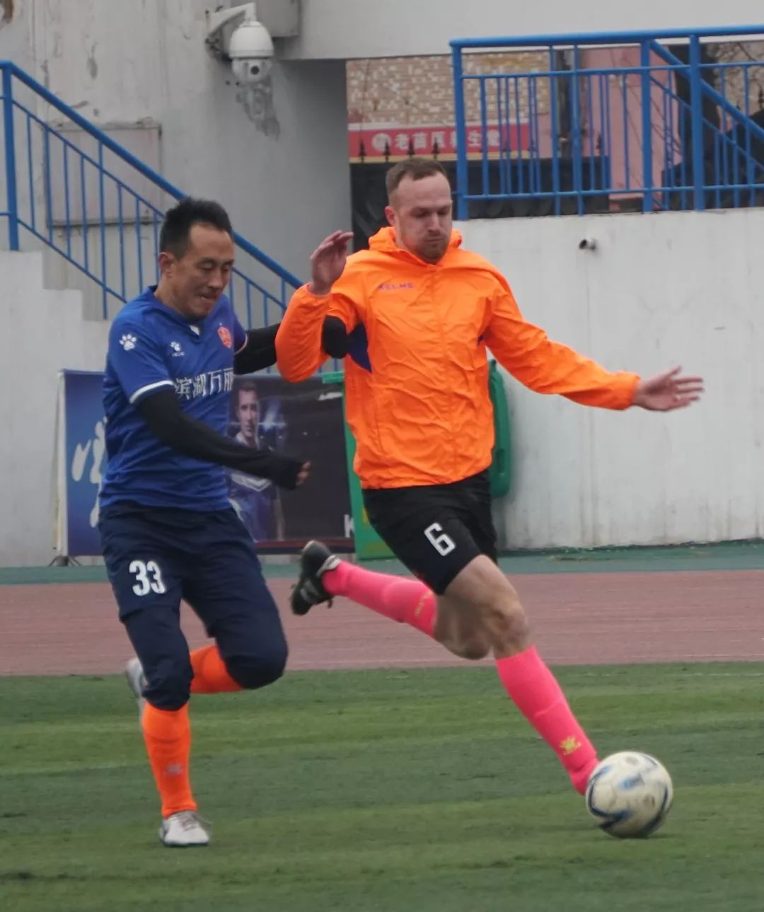 身影或许略显蹒跚，心中仍是追风少年——“烟台农商银行”最靓足球拍档展示就等你了！