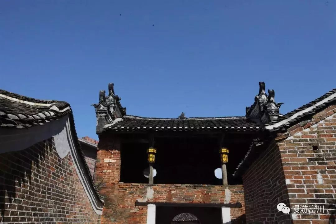 徽派古村梯田花海,徽派建筑油菜花田