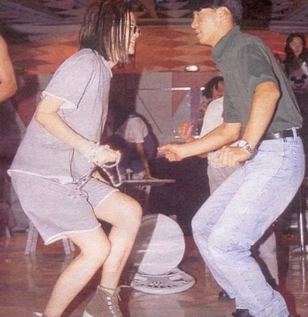 不要跟穿白衣服的人独处,不要跟穿白裤子的人在一起