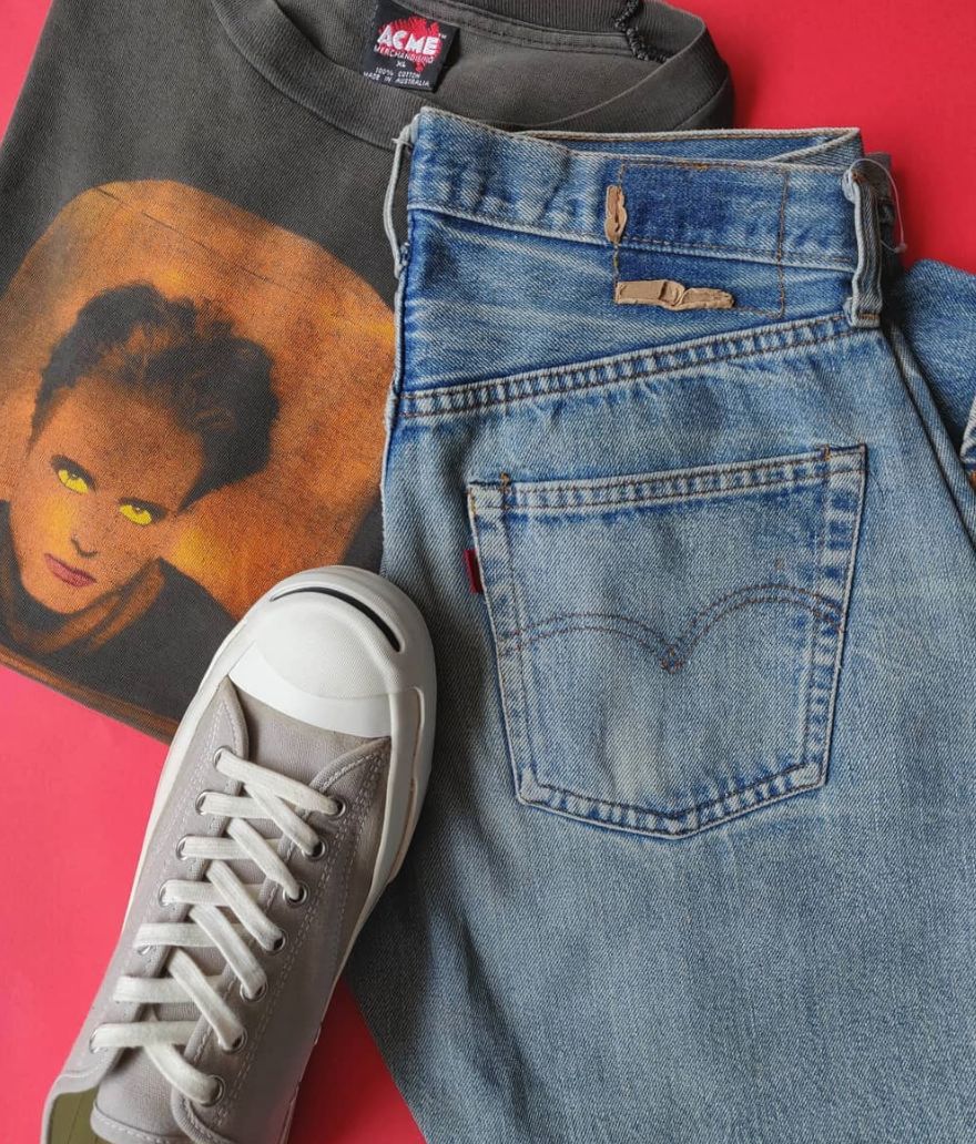 不要跟穿白裤子的人在一起,不要跟穿白色裤子的人交往