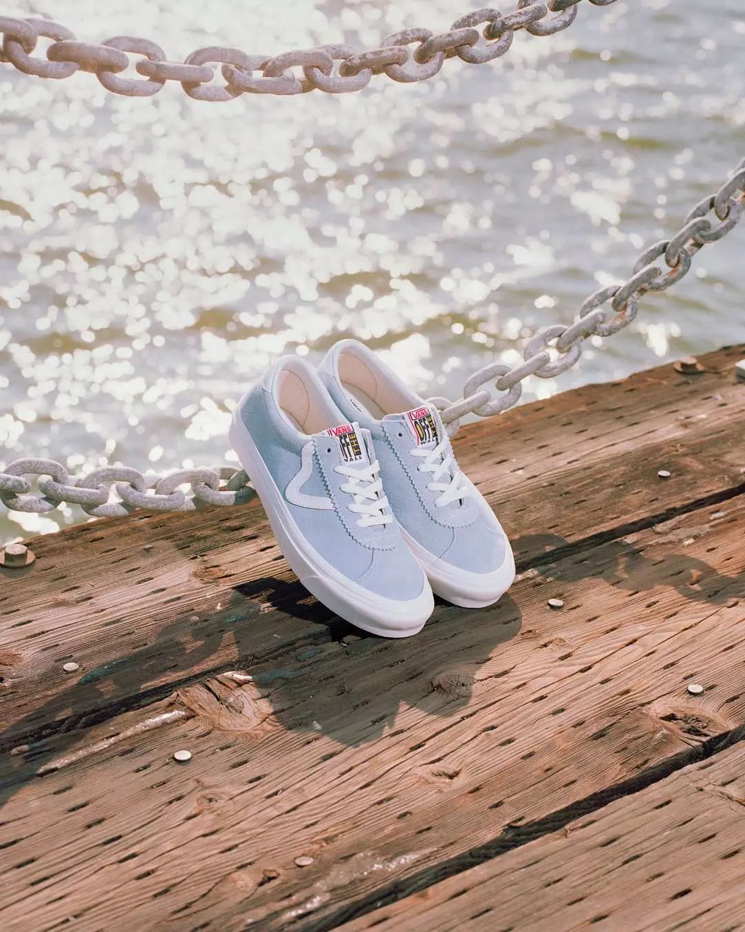 春夏必买的十大鞋,开春穿上这三款帆布鞋潮酷又有型