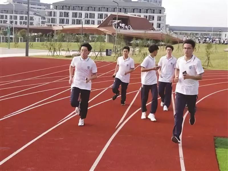 发生在体育课上的事,在学校体育课发生有趣的事