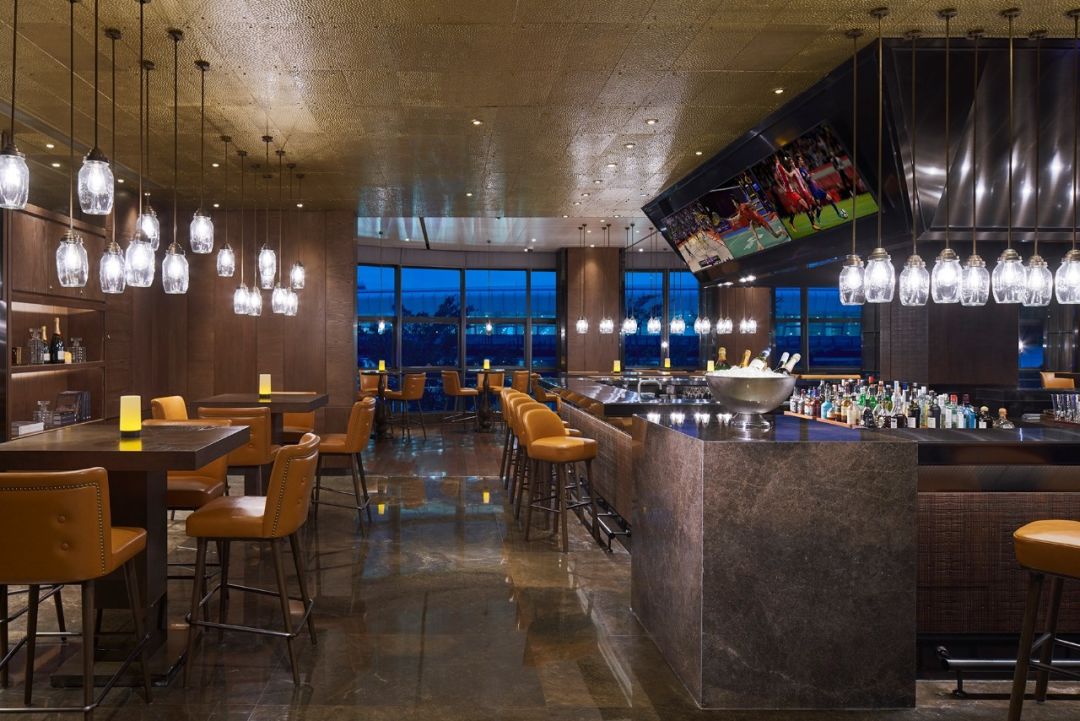 洗澡喝酒躺着看飞机!深圳机场这家奢华酒店“转机星人”务必了解一下!