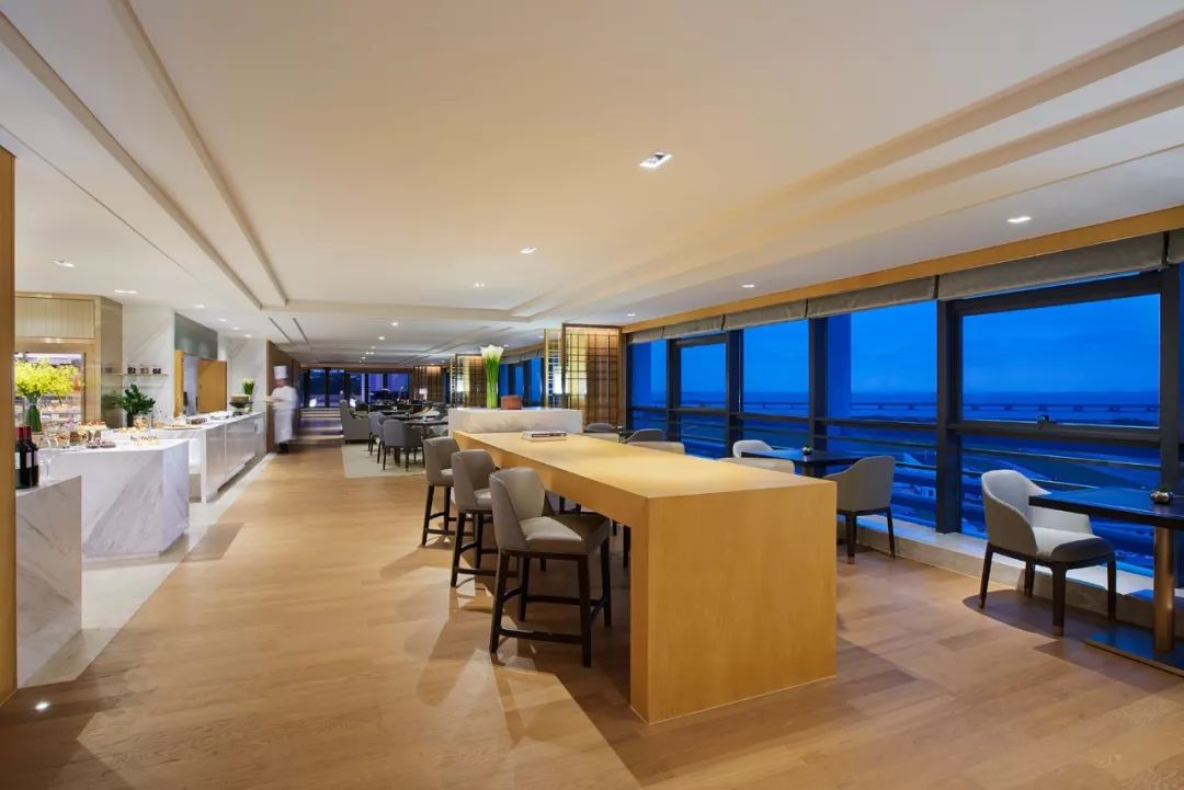 洗澡喝酒躺着看飞机!深圳机场这家奢华酒店“转机星人”务必了解一下!