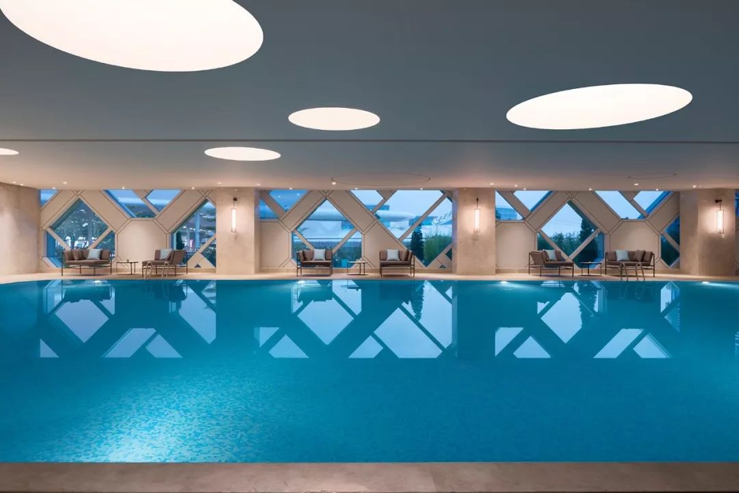 洗澡喝酒躺着看飞机!深圳机场这家奢华酒店“转机星人”务必了解一下!