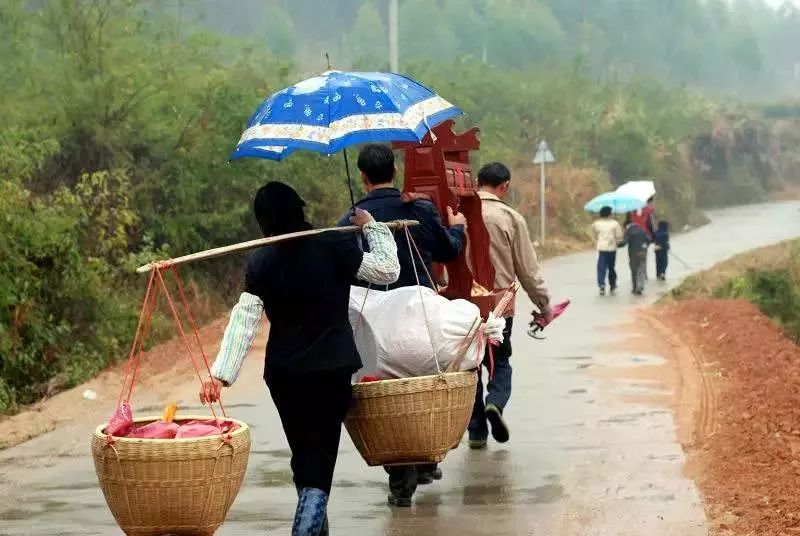 扫墓别拍肩膀,扫墓不要在别人墓前乱讲话