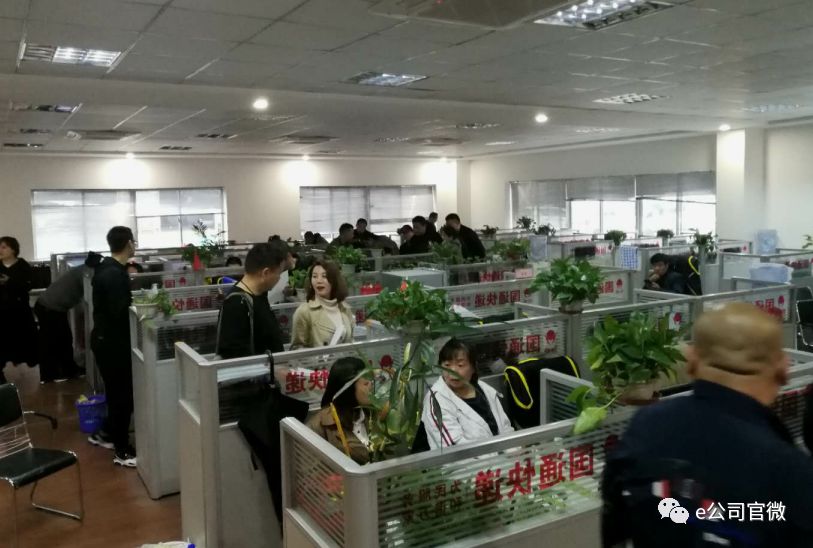 【直击】快递桐庐帮“关停”风波：国通总部多处贴封条，各地加盟商火速赶来！