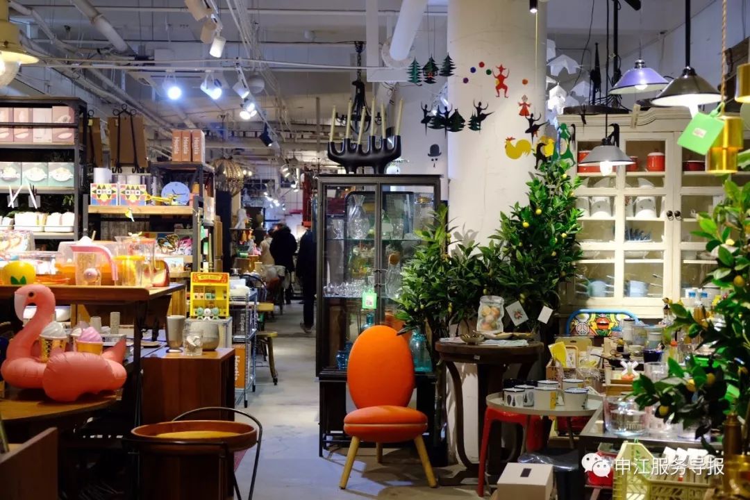 非常隐蔽的秘密基地藏在地板下,神秘的仓库到底隐藏着什么秘密