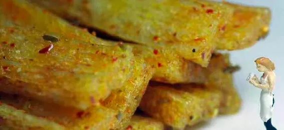 发现男友与前任联系，女子连吃5大包辣条，结果…