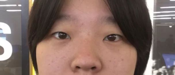 假小子变装惊艳全场的样子,肿眼泡假小子