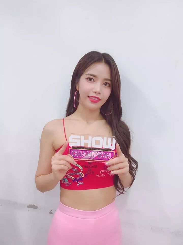 泫雅孔雪儿关晓彤,关晓彤和泫雅撞衫