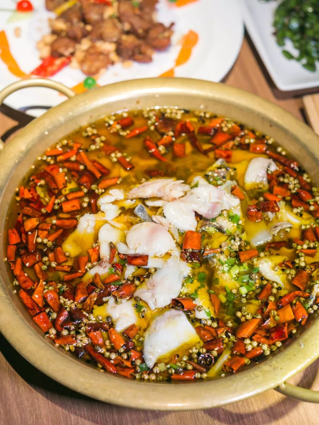 4折从四川吃到广东！我左手拿麦，右手啤酒，在这个“千面餐厅”里嗨到凌晨？