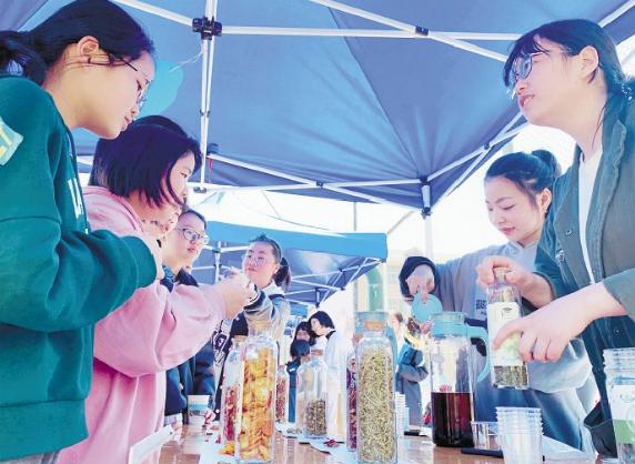 深度“融杭”提升教育品质,海宁这所学校与浙江中医药大学签约啦!