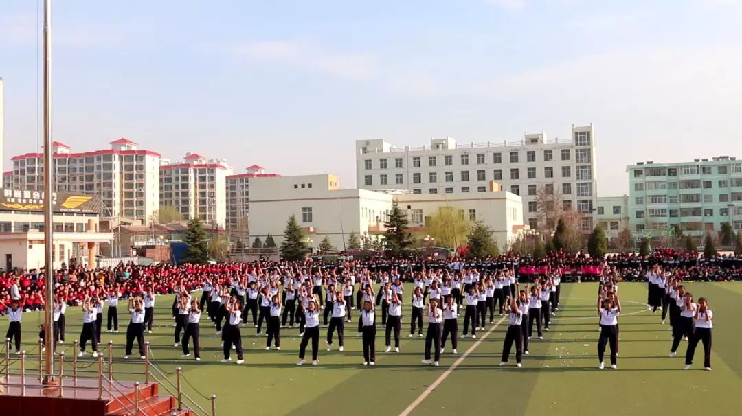 定格精彩瞬间彰显体育精神,丹棱中学60届田径运动会精彩瞬间