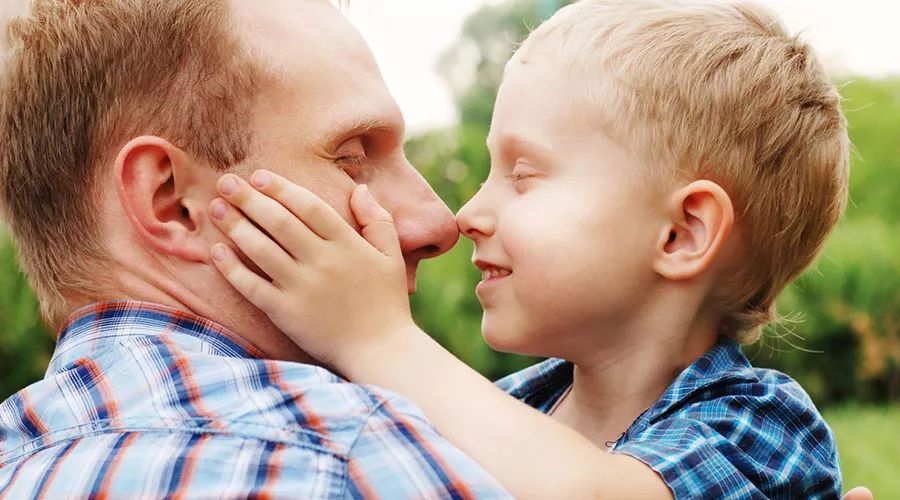 四岁小孩不走路要求妈妈抱的危害,小孩子会走路了为什么老是要抱