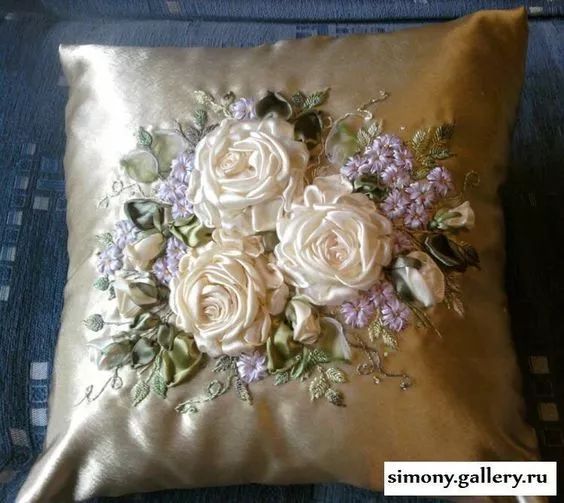 抱枕买个纯色的就够，这样缝几针，要多美有多美！