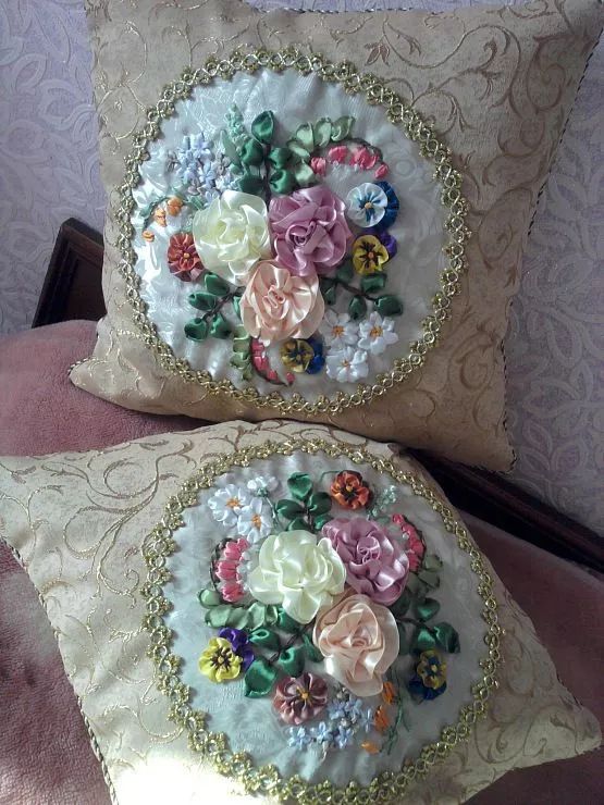 抱枕买个纯色的就够，这样缝几针，要多美有多美！