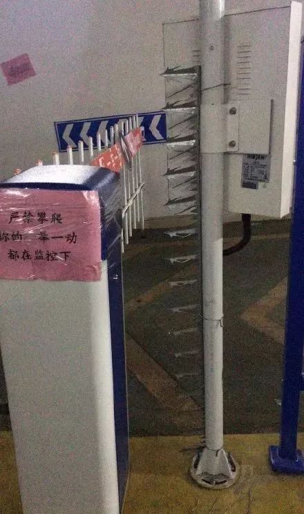 小区车库门口装铁刺好不好,济南一小区进地下停车场