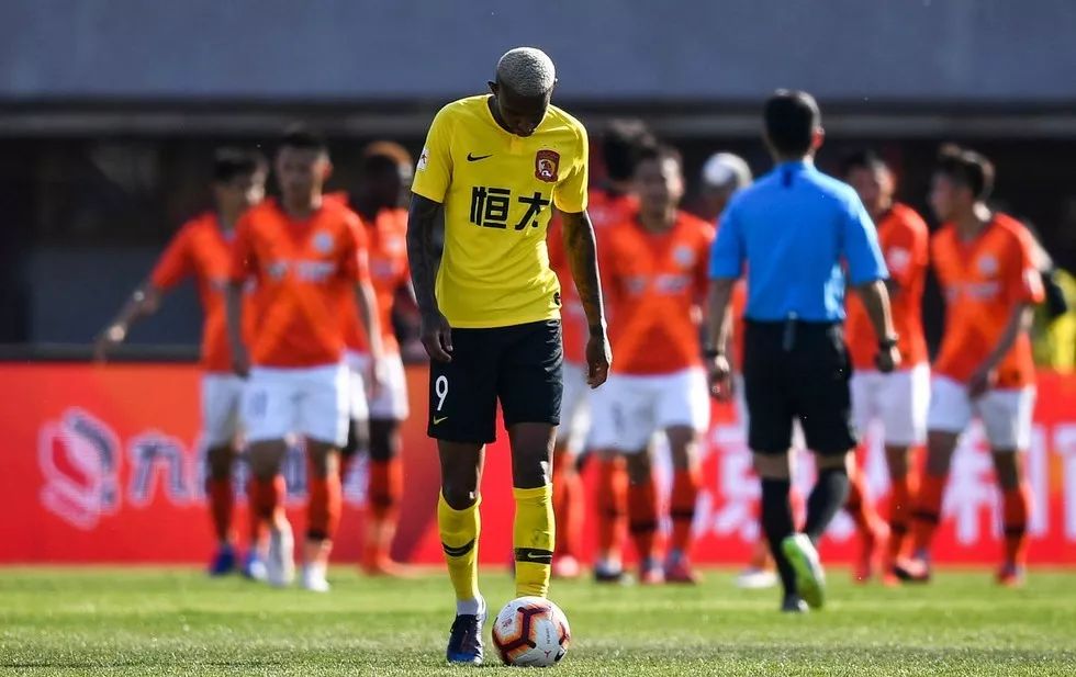 北京人和2-1广州恒大惨遭绝杀赛季首败丰台体育场成恒大滑铁卢？保利尼奥红牌惹争议球队进攻不能只靠“广州塔”