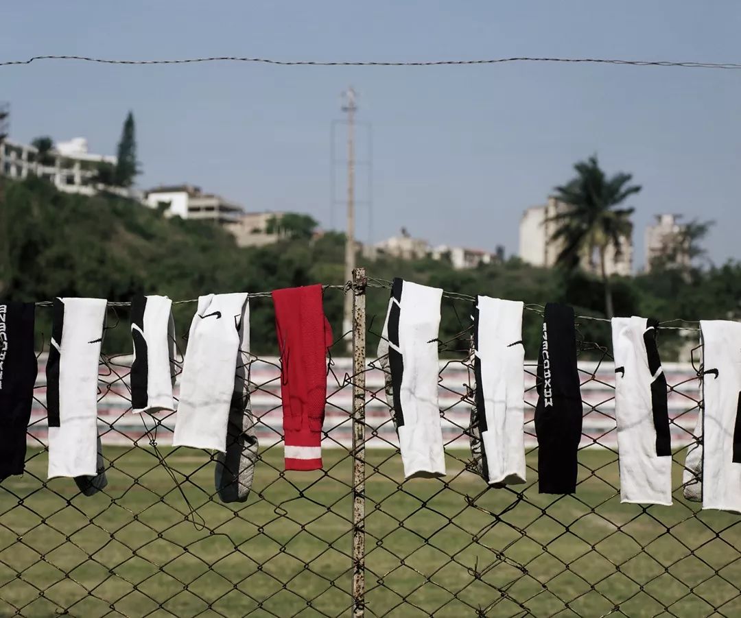 离开马普托之前，他将30件珍藏版球衣留给了非洲少年