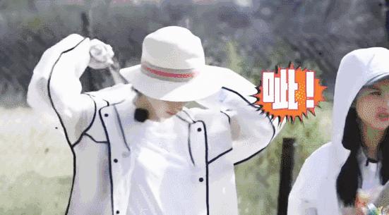 女生头发干枯脱发严重,脱发正在猛袭90后5招让头发变浓密