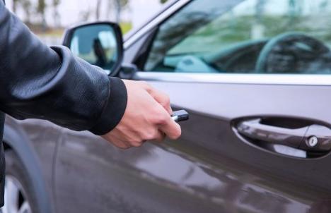 车门锁不上的原因和解决方法,汽车一个车门锁不了是什么原因