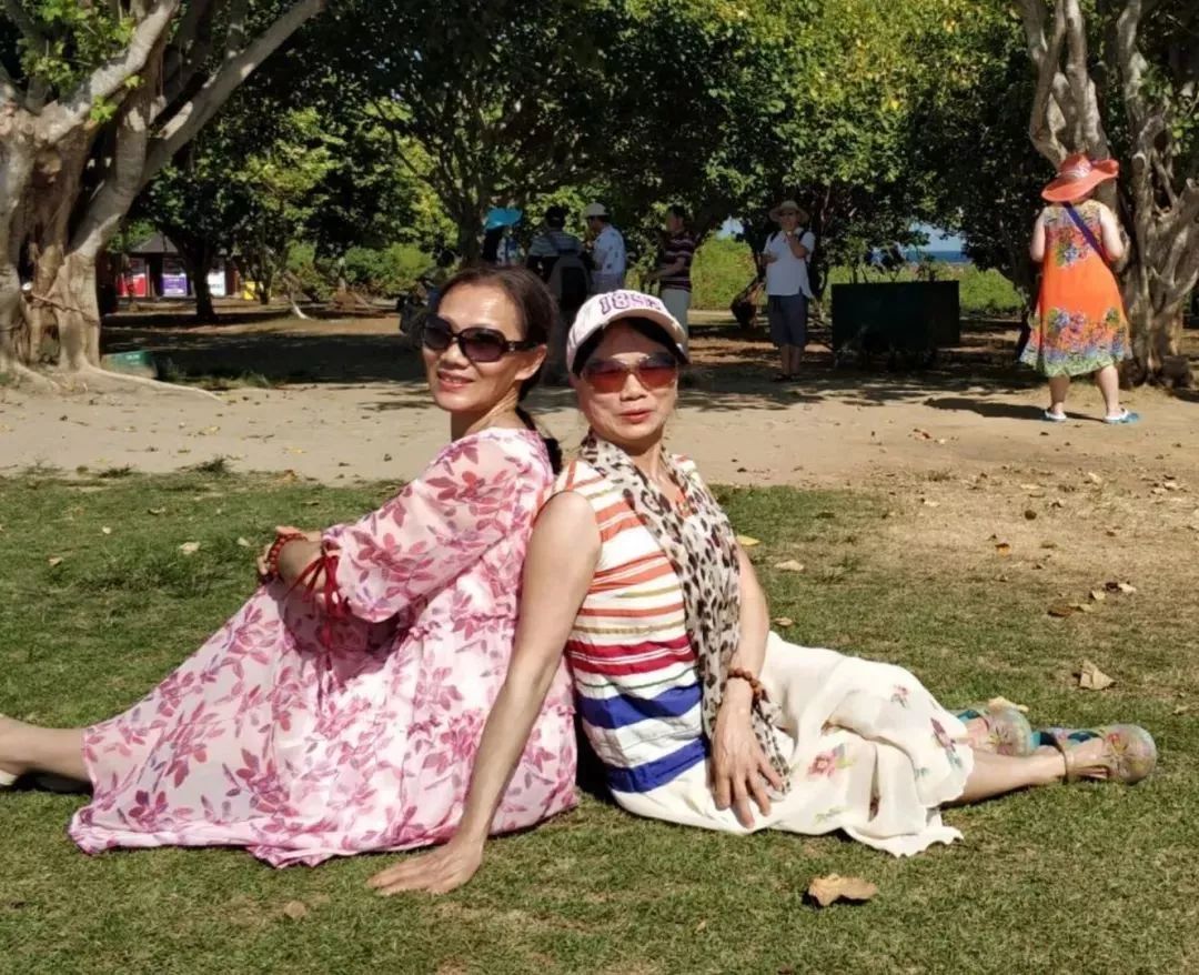 喜煞了！中国大妈外出旅游标准动作合辑！一招大雁南飞炫翻天！