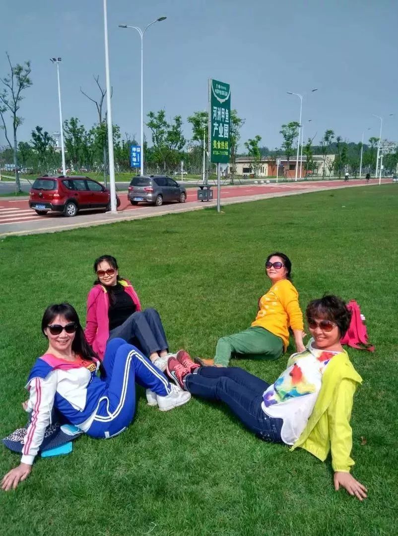 喜煞了！中国大妈外出旅游标准动作合辑！一招大雁南飞炫翻天！