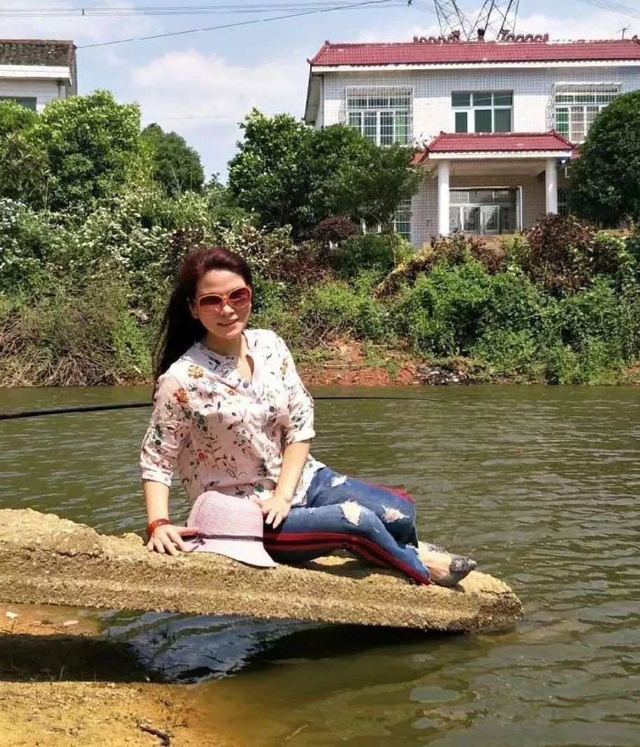 喜煞了！中国大妈外出旅游标准动作合辑！一招大雁南飞炫翻天！