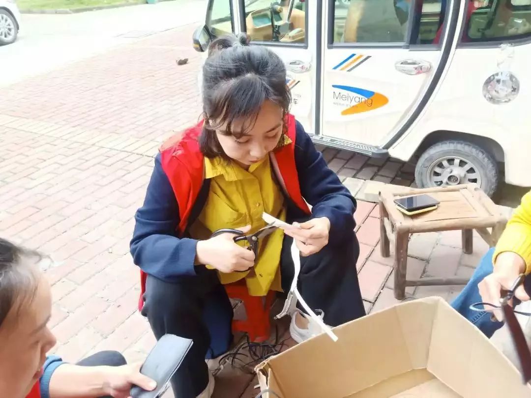 在厂里做小生意,在小工厂工作