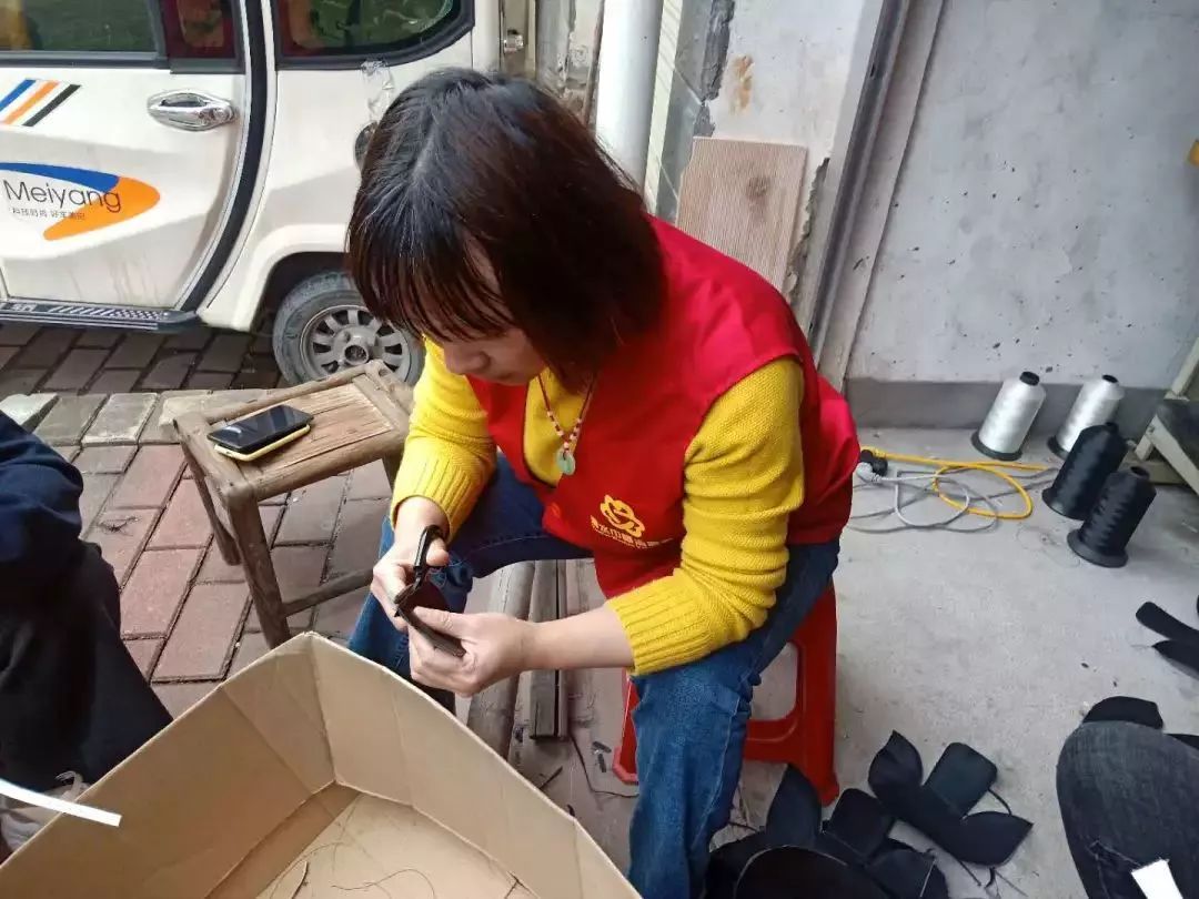 在厂里做小生意,在小工厂工作