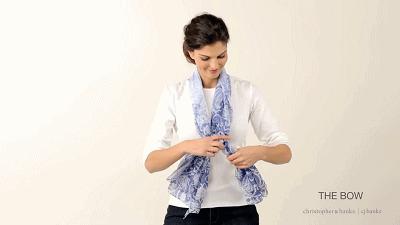 春天方丝巾怎么系好看,丝巾这样系简单时尚又清爽