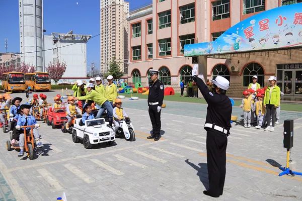 小学生交警手势操口令版镜面,小交警手势操