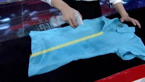 衣服皱巴巴的又没熨斗怎么办,衣服皱巴巴的出新招