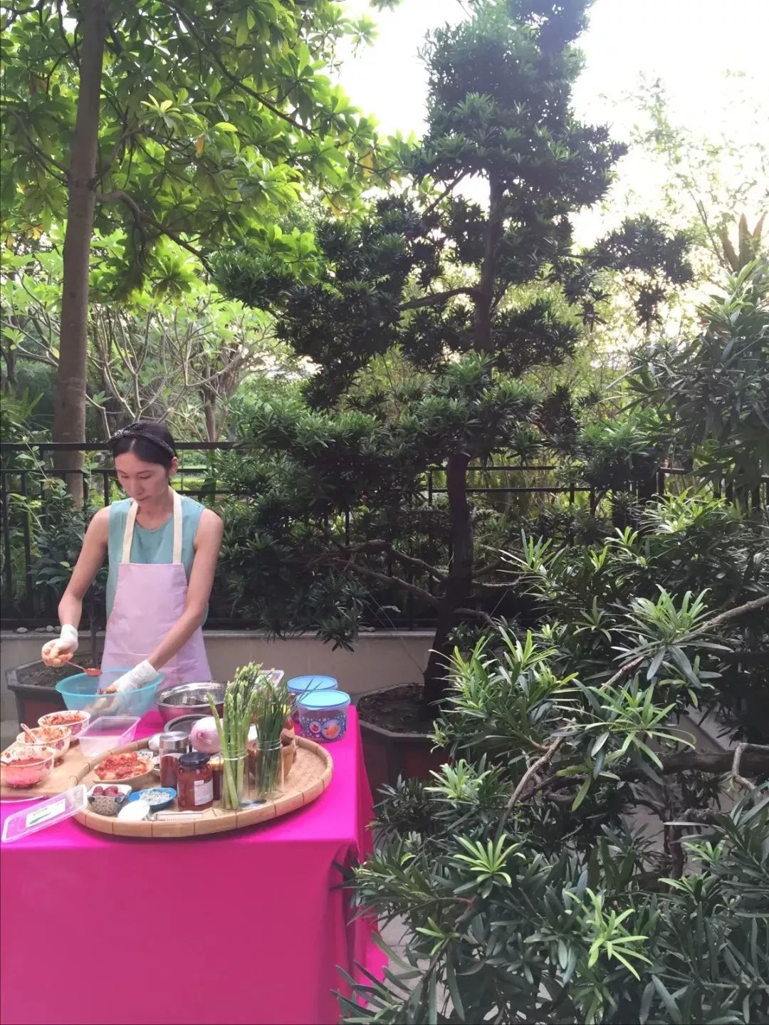 她连续三年，走遍大半个韩国学习传统泡菜，改良后的泡菜，要排单一个星期以上才能买到！