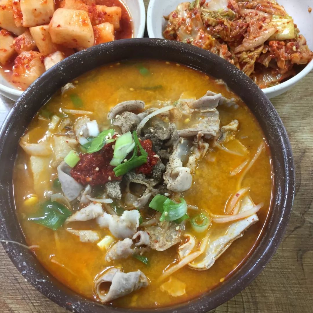 她连续三年，走遍大半个韩国学习传统泡菜，改良后的泡菜，要排单一个星期以上才能买到！